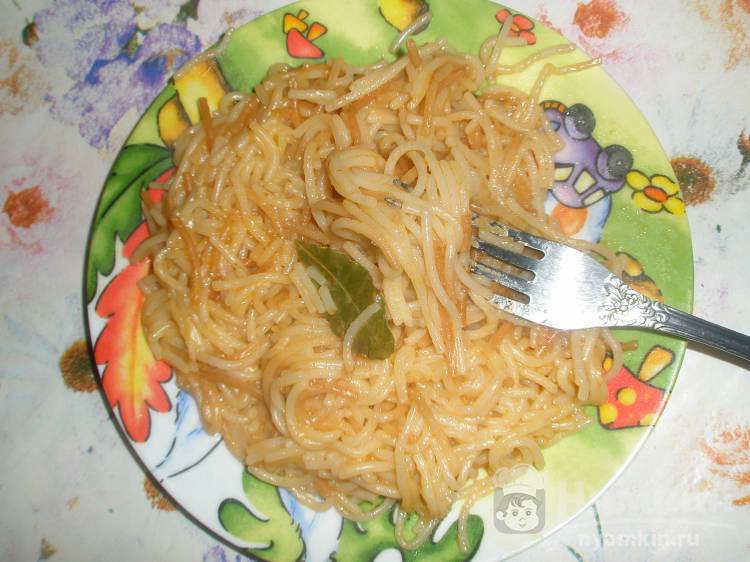 Жареные спагетти с кетчупом и специями