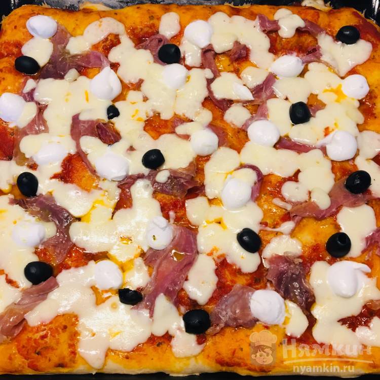 Пицца с прошутто и маслинами 