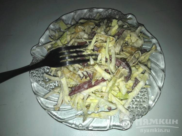 Салат с капусты, полукопченой колбасой и яичным блинчиком