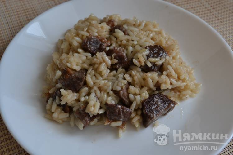 Капуста с рисом и мясом тушёная на сковороде