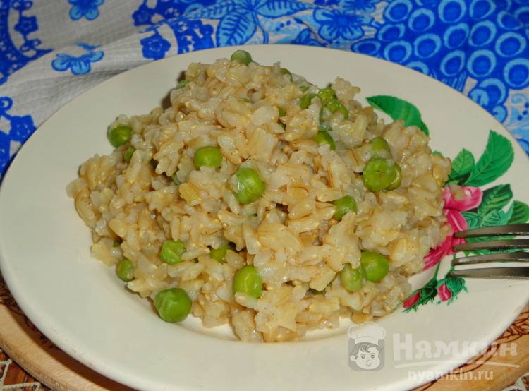 Бурый рис с зеленым горошком