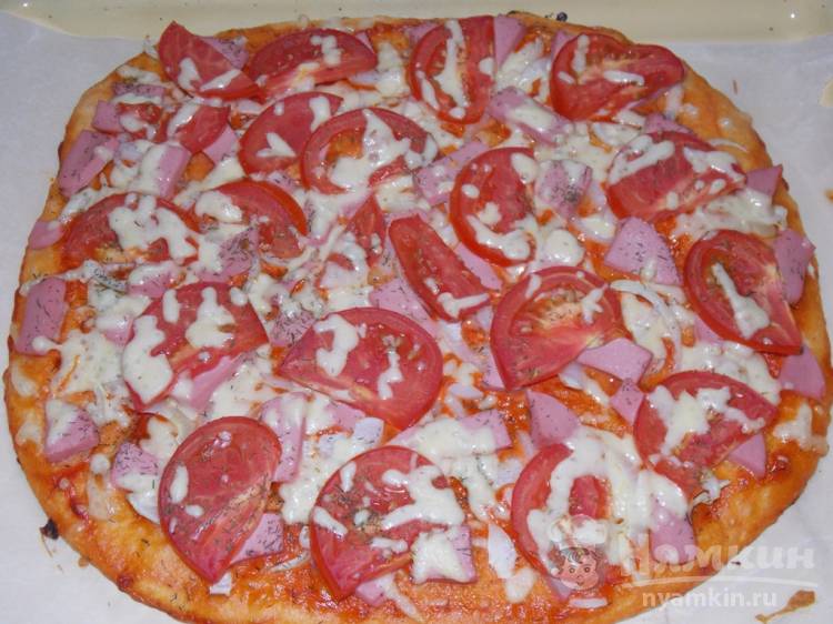 Пицца с луком и вареной колбасой в духовке