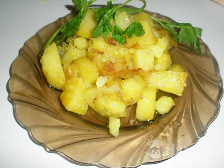 Жареный картофель с чесноком и хмели-сунели