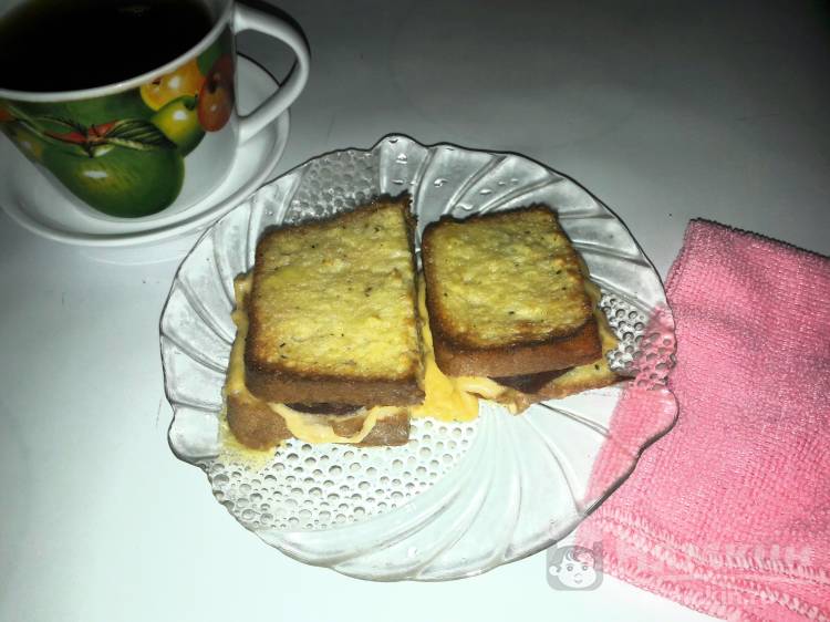 Горячие бутерброды с яйцом и сыром на сковороде