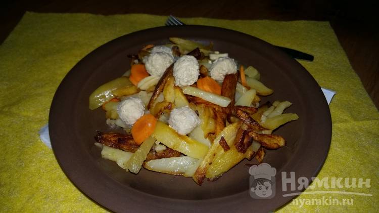 Картофель жареный с чесноком и фрикадельками