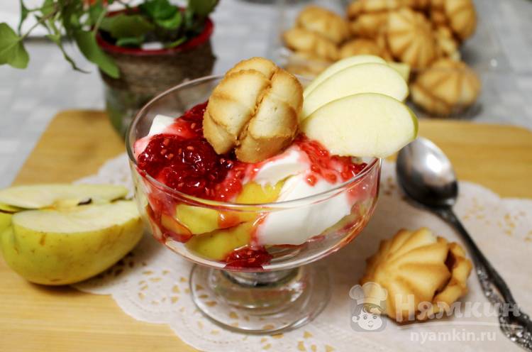 Десерт яблочный с йогуртом и малиной