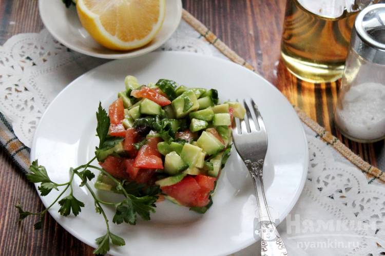 Салат из авкадо с овощами и соком лайма