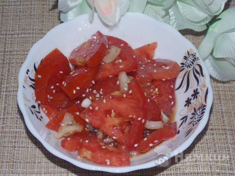 Маринованные дольки томатов с кунжутом
