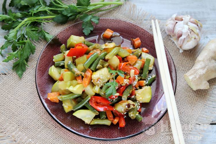 Стручковая фасоль с овощами по-китайски