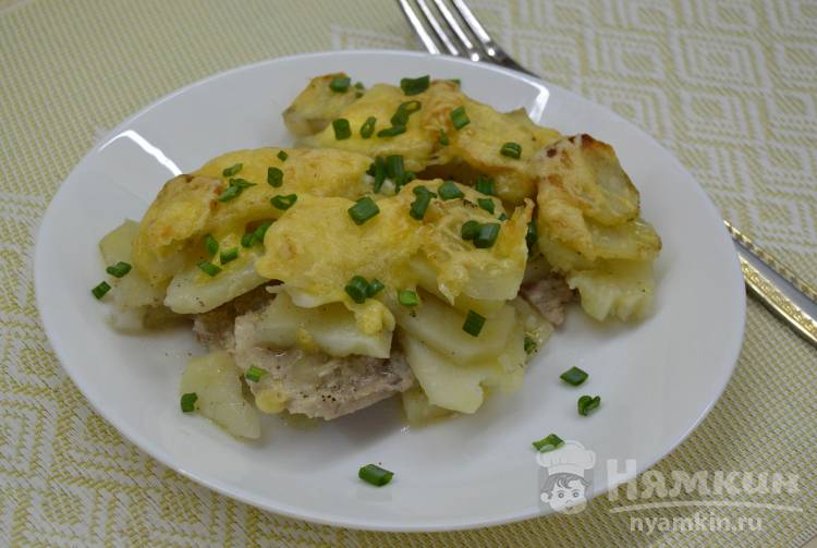 Картофель запеченный с мясом и луком