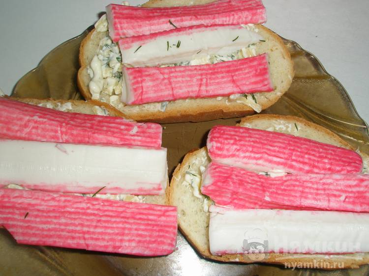 Бутерброды с крабовыми палочками и сырной намазкой