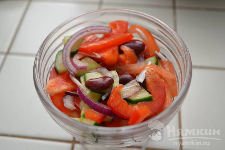 Салат со свежими овощами и красной фасолью