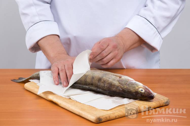 Чистят Рыбу Фото
