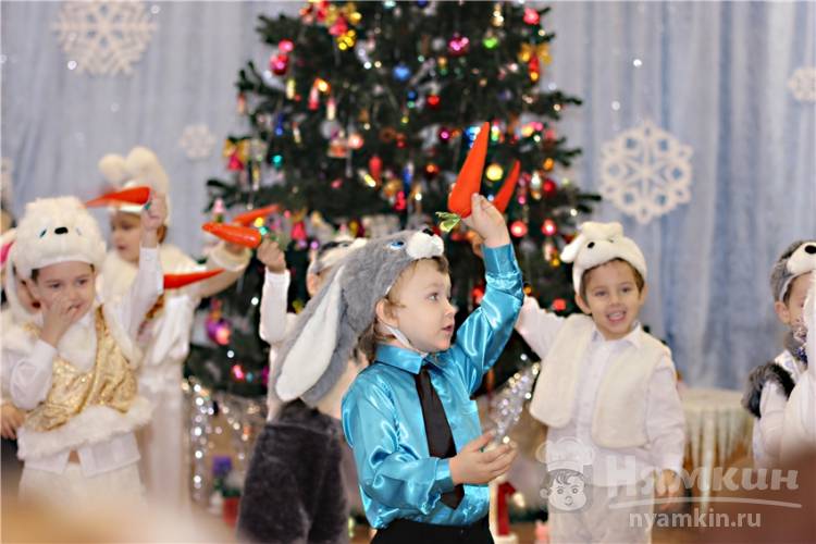 Прибили к потолку новогоднюю елку в детском саду Омска (ФОТО)