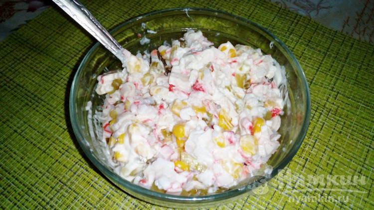 Крабовый салат с солеными огурцами, яйцом и рисом