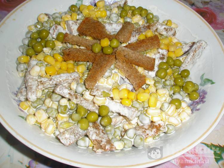 Салат из зеленого горошка и кукурузы с домашними гренками
