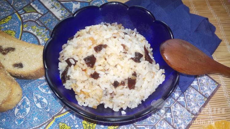 Отварной рис с черносливом в мультиварке