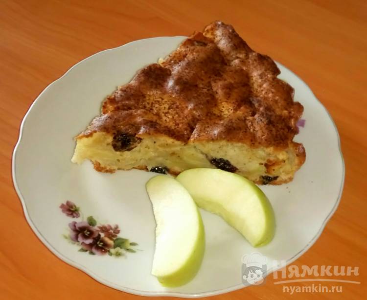 Яблочный пирог с изюмом и корицей 
