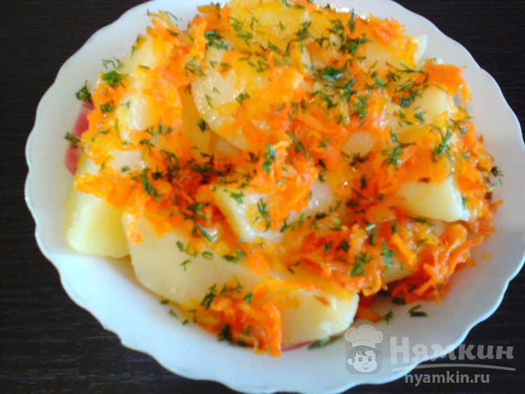 Отварная картошка с луком и морковью