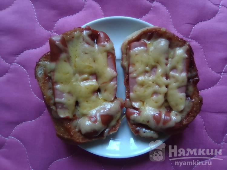  Бутеброды-барбекю с копчёными сосисками и сыром