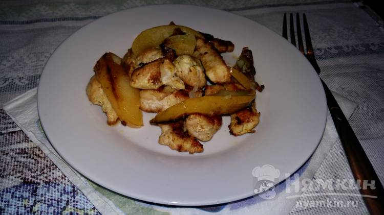 Жареная курица с яблоком и чесноком