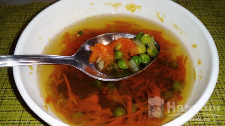 Постный гороховый суп с морковью и луком