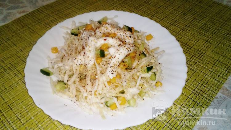 Овощной салат с капустой, кукурузой и смесью перцев