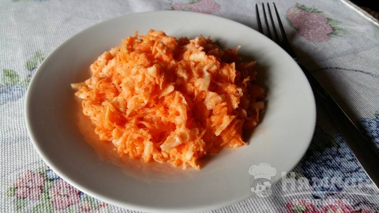 Морковно-яблочный салат с медом и сметаной