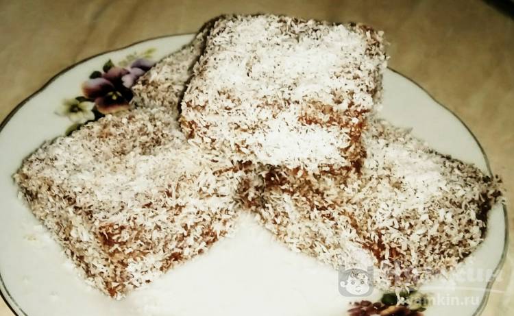 Бисквитные пирожные в шоколаде с кокосовой стружкой 