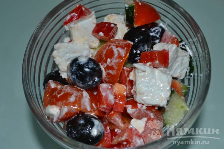 Овощной салат с сыром и маслинами