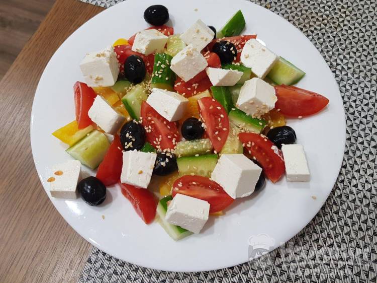 Греческий салат с кунжутом