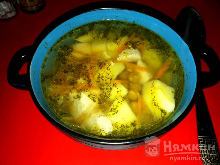 Суп с куриным филе и консервированным зеленым горошком