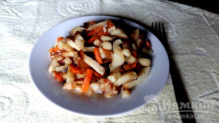 Жареный  картофель с морковью и луком
