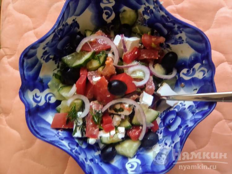 Греческий салат с красным луком