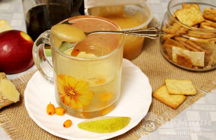 Фруктово-ягодный зеленый чай с медом и имбирем
