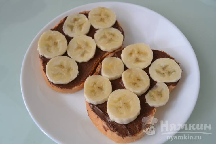 Сладкий бутерброд с шоколадной пастой и бананами