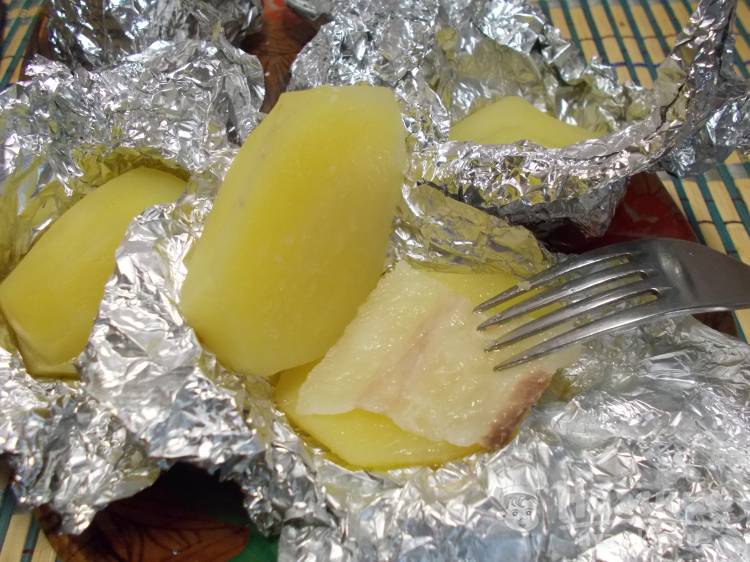 Картофель с салом запеченный в фольге