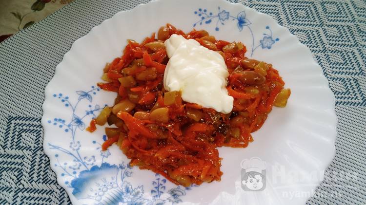 Пикантный салат с морковью по-корейски, фасолью и огурцами 