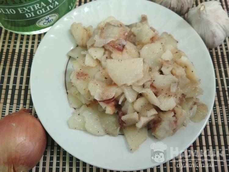 Жареная картошка с луком и чесноком