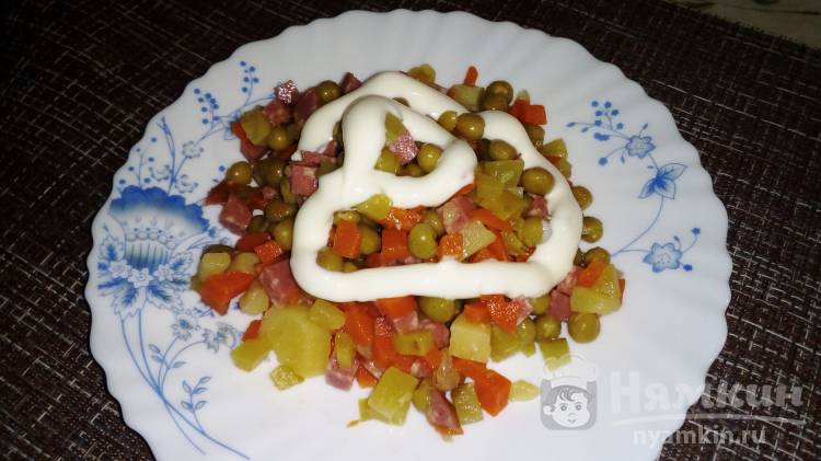 Салат с копченой колбасой, вареной морковью, картофелем и горошком
