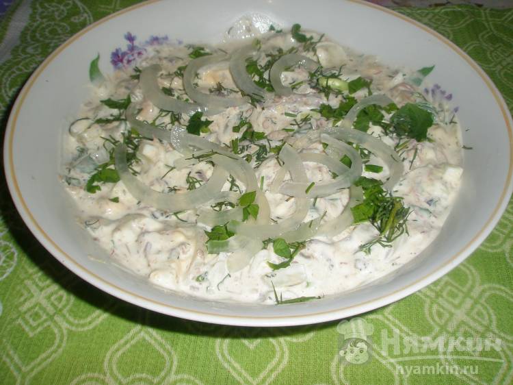 Рыбный салат с маринованным луком