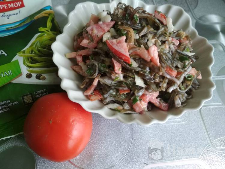 Салат из морской капусты с помидорами