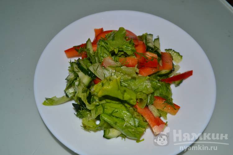 Салат из болгарского перца, огурца и зелени