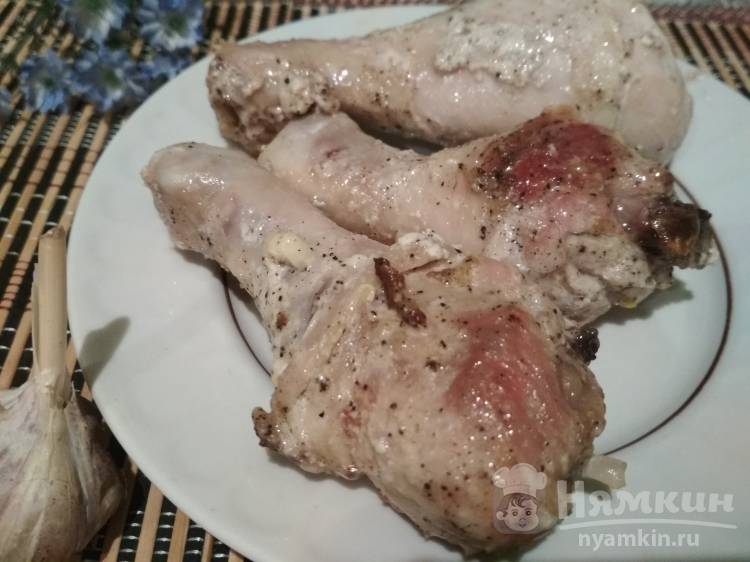 Куриные голени с майонезом и чесноком на сковороде