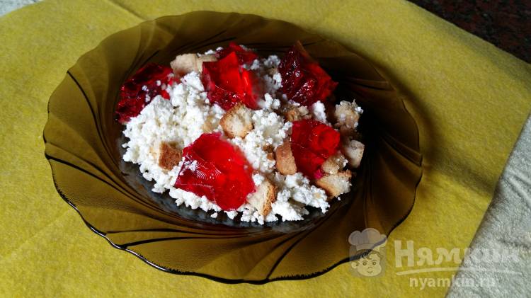 Творожный десерт с вишневым желе и сухариками