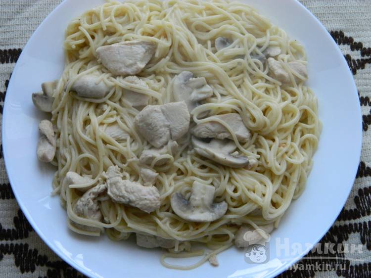 Спагетти с курицей и грибами в сливочно-чесночном соусе