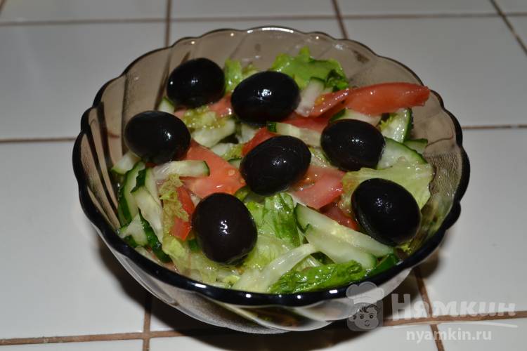 Салат из помидоров с огурцами и маслинами