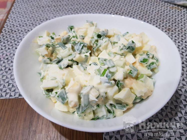 Весенний салат с зеленым луком и яйцом