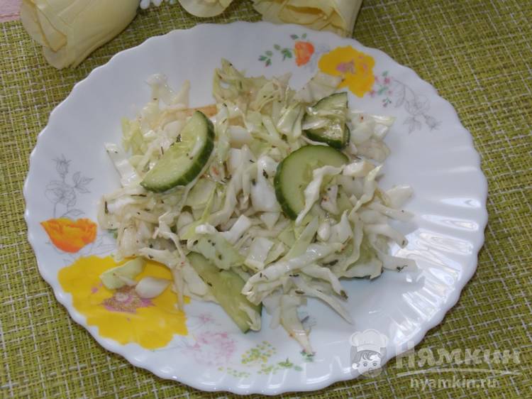 Салат из молодой капусты с сушеной петрушкой