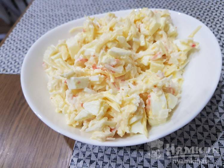 Салат с яйцом, крабовыми палочками и сыром